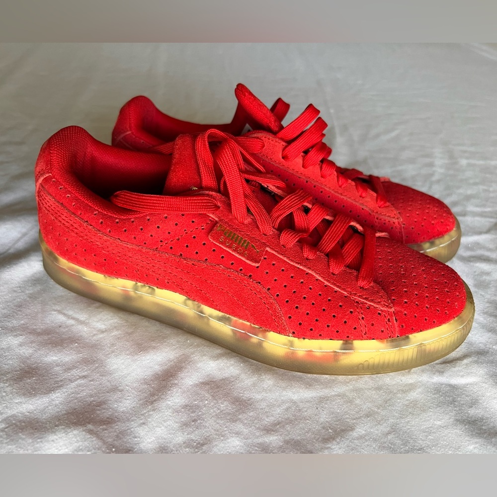 RED PUMA W SUEDE CLASSIC V2 PERF WOMEN SNEAKERS